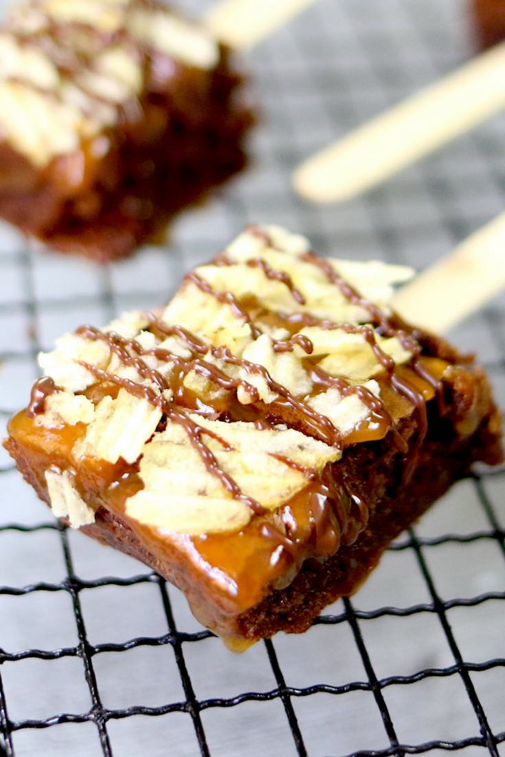 Salted Caramel Brownies With Chips – Soft and Moist brownies topped with gooey caramel and potato chips, then drizzled with melted chocolate. The sweet and salty make a perfect combination in these brownie bites. It’s pretty amazing! So easy and so delicious! Quick and easy recipe. Party Food. Video recipe. | Tipbuzz.com