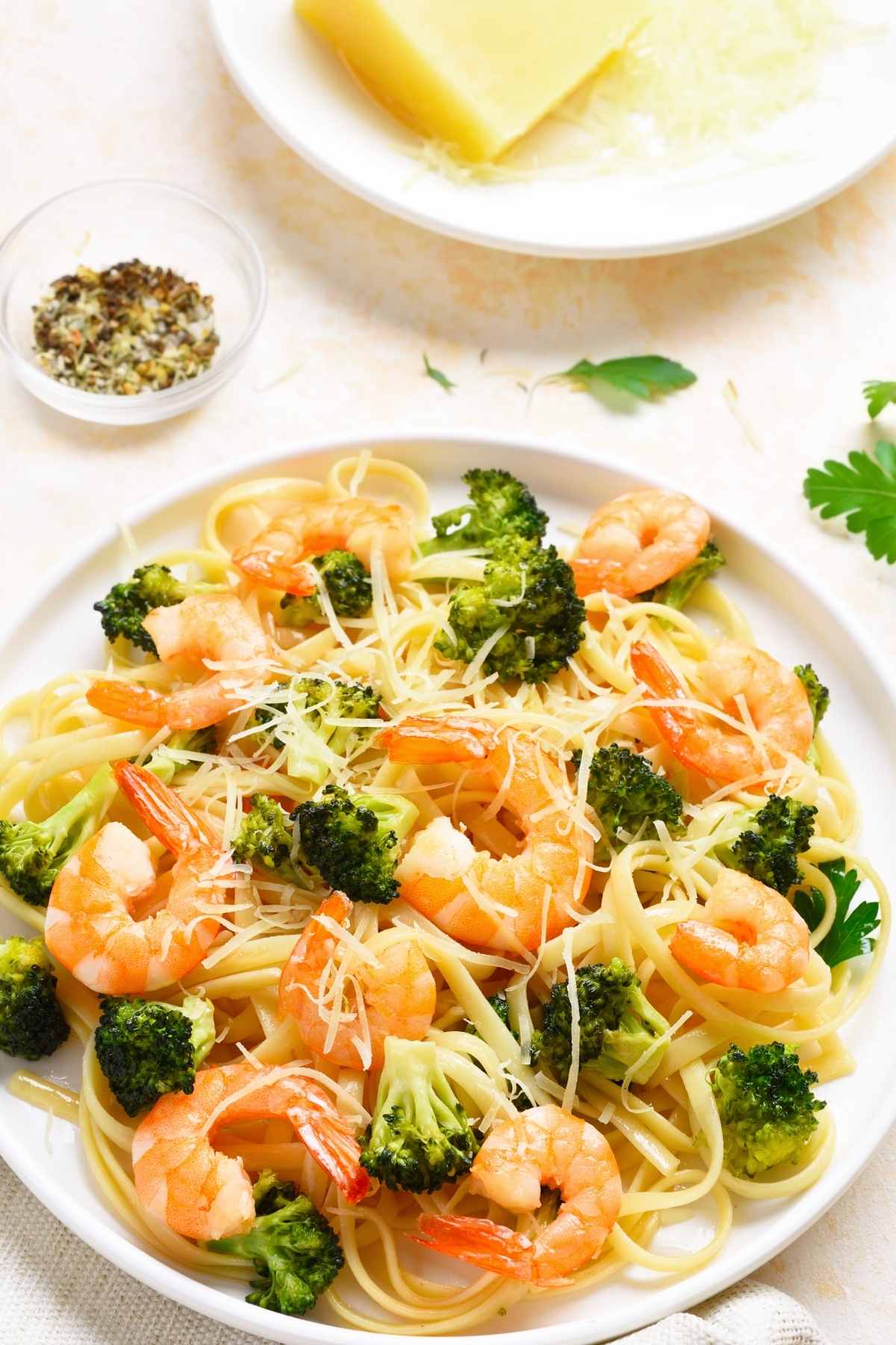 Shrimp pasta dish with broccoli