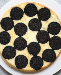 Upside Down Oreo Cheesecake – So delicious and super easy to make with only 6 simple ingredients: oreo, cream cheese, sugar, yogurt, eggs, vanilla. There are yummy oreos at the bottom. The perfect quick and easy dessert recipe. Video recipe.