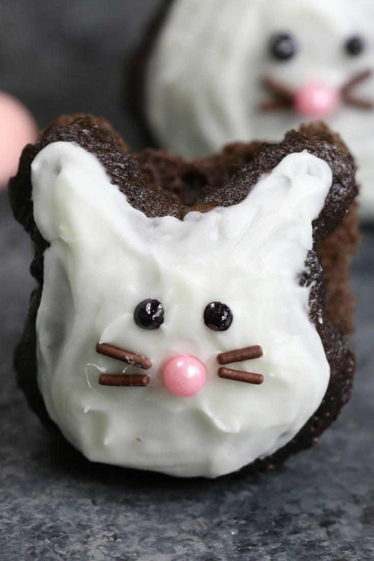 These Bunny-themed Easter Cupcakes are made using a muffin tin and foil or marbles, easiest trick ever! A cute and simple recipe that turns brownie into bunny shaped cupcakes, with only a few ingredients: brownie mix, icing and decorating sprinkles. Great for Easter parties, brunch, dessert or an afternoon snack! Party food, party dessert recipes.