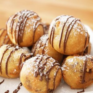 Deep Fried Cookie Dough – OMG seriously the best dessert ever! Enjoyed the deep-fried cookie dough awesomeness of the state fair all year round. Chocolate chip cookie dough dipped in homemade batter, and fried to a fluffy, golden crispy ball with a warm and melty chocolate chips inside. Quick and easy recipe. Perfect for party desserts.
