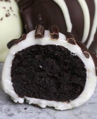 The Best Oreo Balls - the easiest and most beautiful dessert you will ever make! Only 4 ingredients required: Oreos, cream cheese, white chocolate and dark semi-sweet chocolate. Sprinkles are optional. Oreo crumbs are mixed with creamy cheesecake, and then covered with melted chocolate. So Good! Quick and easy recipe, party desserts. No Bake. Vegetarian. Video recipe.
